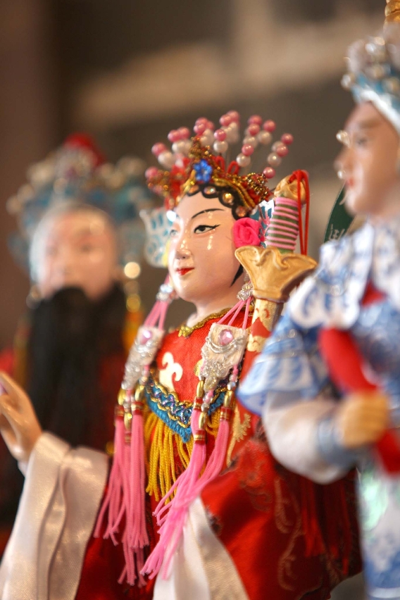 細緻入微的綢塑人物