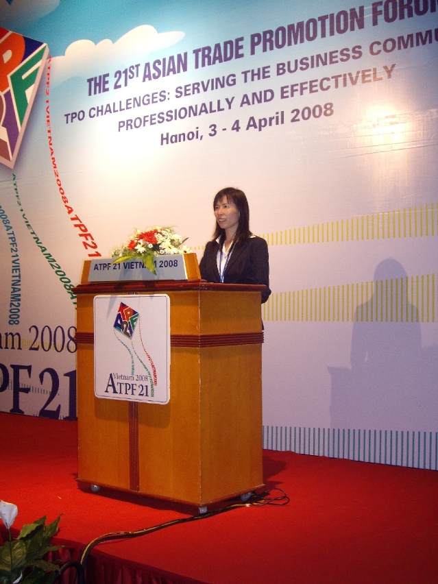 澳門貿易投資促進局執行委員陳敬紅在越南河內舉行的“第廿一屆亞洲貿促論壇”中發表講話