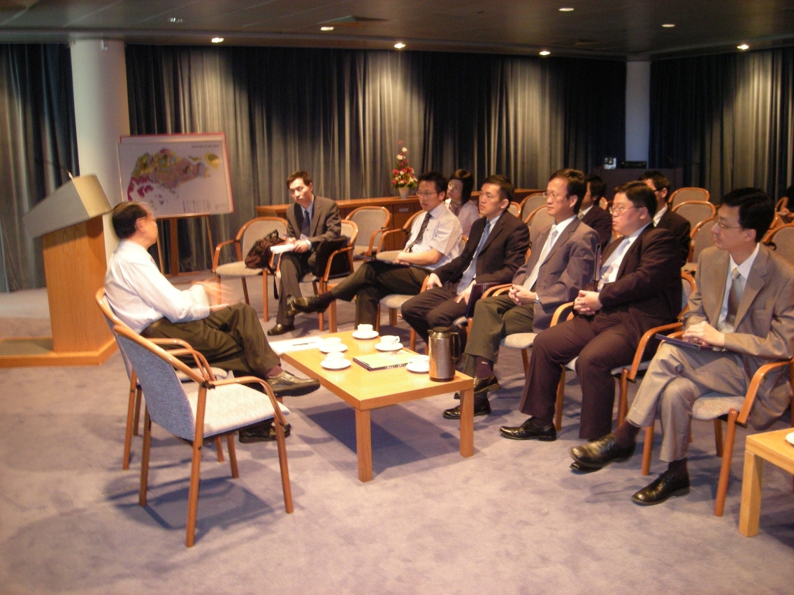訪問團拜訪市區重建局
