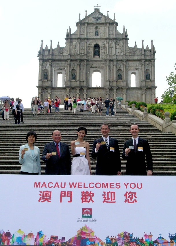 澳門特區政府旅遊局及Visa國際組織的代表於大三巴牌坊前合照