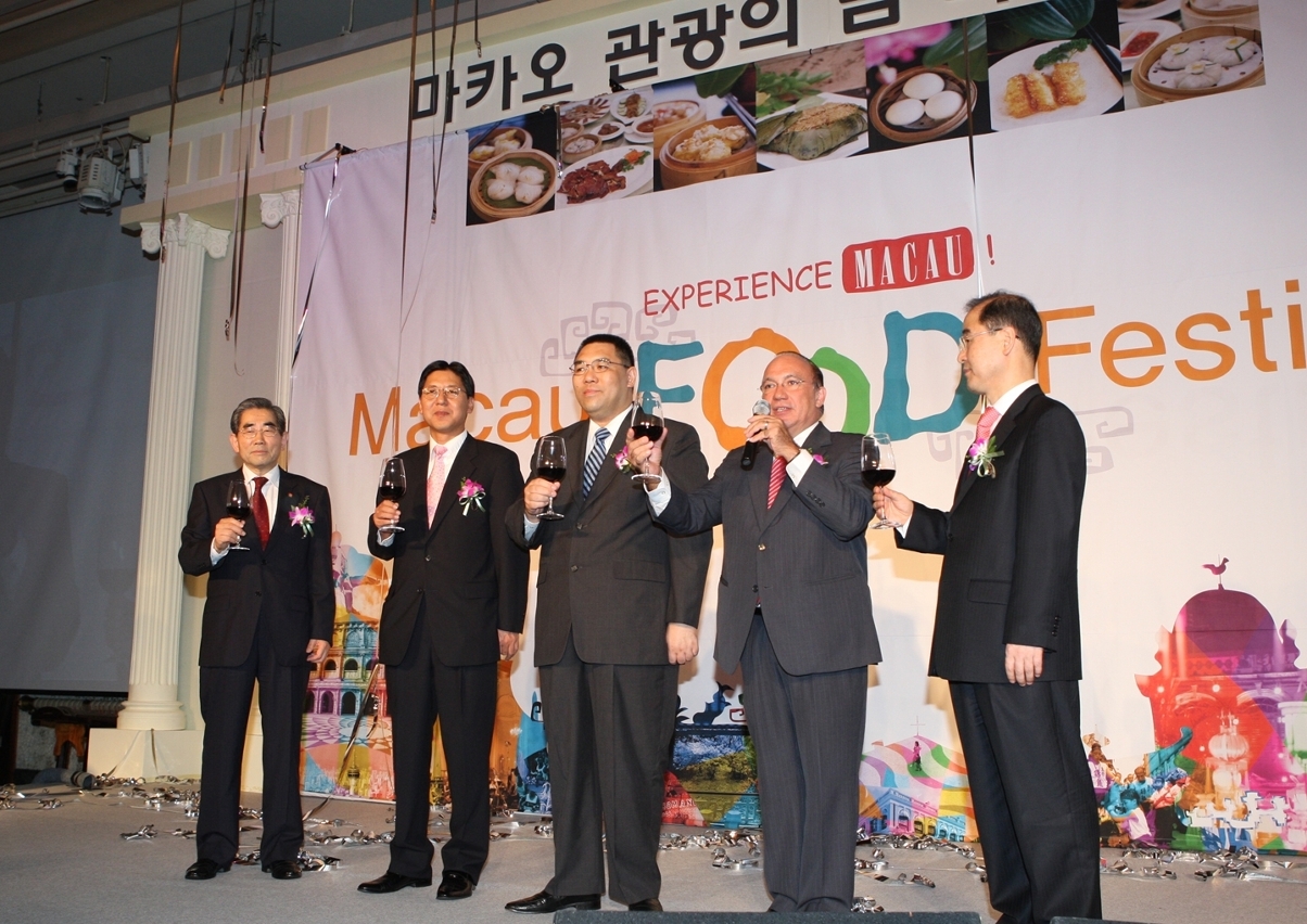 崔世安及嘉賓們在“澳門美食節”晚宴祝酒