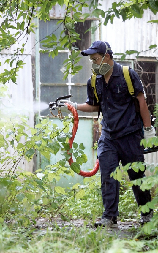 衛生局今派員於本澳各處進行滅蚊工作
