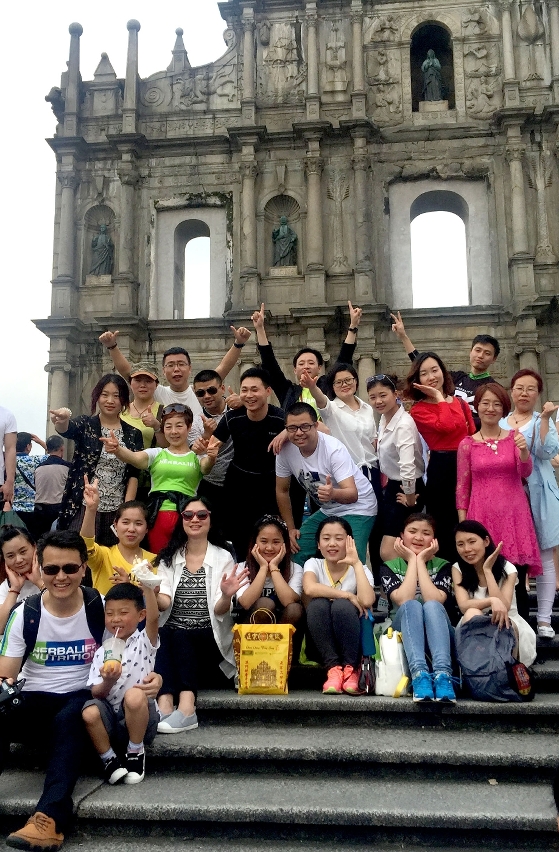 Alguns participantes no “Herbalife (China) Extraordinary Tour 2016” tiram uma fotografia de grupo junto às Ruínas de São Paulo