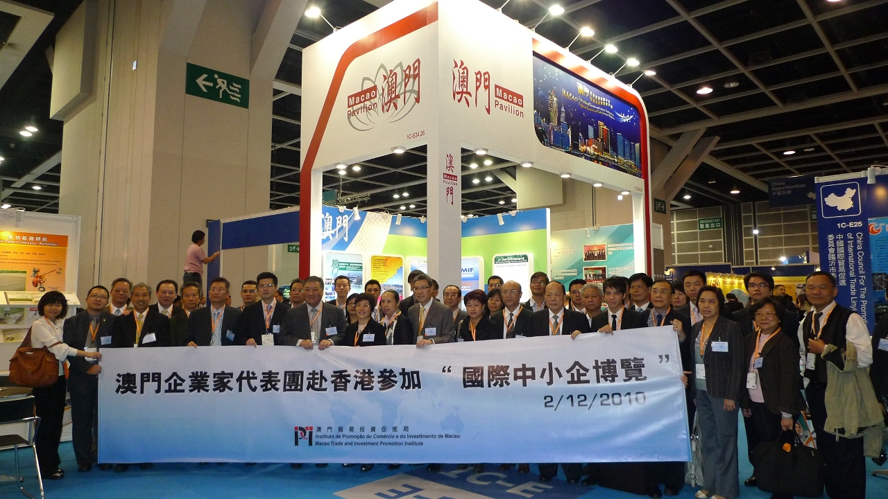 Foto da Delegação dos Empresários de Macau à frente do “Pavilhão Macau”