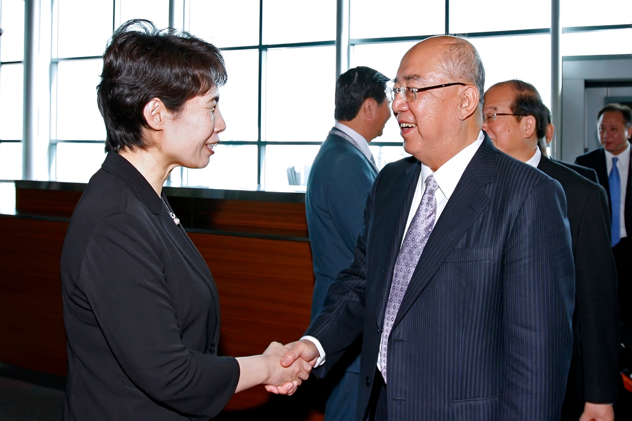 Sub-Directora do Gabinete de Ligação do Governo Central da República Popular da China na RAEM, Gao Yan (à esquerda), dá as boas-vindas ao presidente honorário do Kuomintang, Wu Po-hsiung (à direita),para participar a 7ª Cimeira Mundial de Empresários Chineses