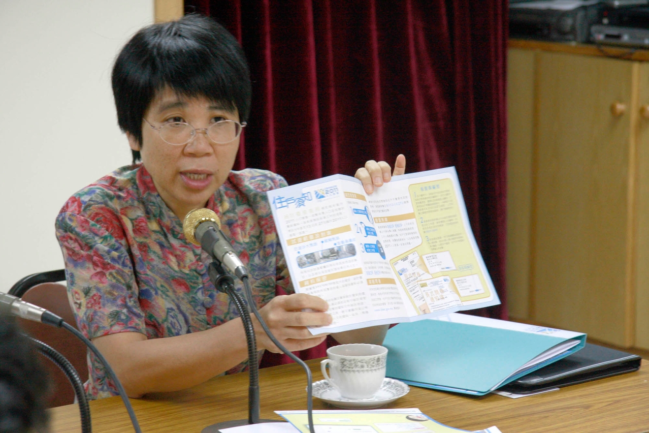 A subdirectora Dra Cheng I Wan manifestou o Folheto Explicativo