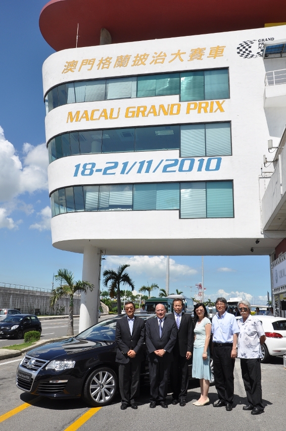 Comissão do Grande Prémio de Macau e o fornecedor oficial, V.W.M. Motors Limited, na cerimónia de entrega dos carros rescue e safety.