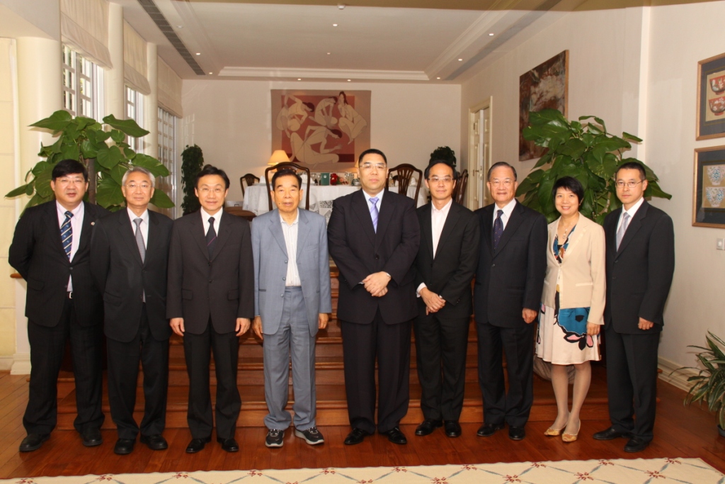 (Da esquerda) O Prof. Simon Ho (Reitor interino da UM), o Doutor Lam Kam Seng (membro fundador da FDUM), o Doutor Tam Chon Weng (Chefe do Gabinete do Chefe do Executivo), o Doutor Cheng Yu Tung (Presidente do Grupo Chow Tai Fook), o Doutor Chui Sai On (Chefe do Executivo da RAEM), o Sr. Kent Wong Siu Kee (Director do Grupo Chow Tai Fook), o Doutor Tse Chi Wai (membro fundador da FDUM e Presidente do Conselho de Administração da FDUM), a Sra Eva Lo e o Sr Rocky Poon (personalidades da comunidade), no Palácio do Governo da RAEM.