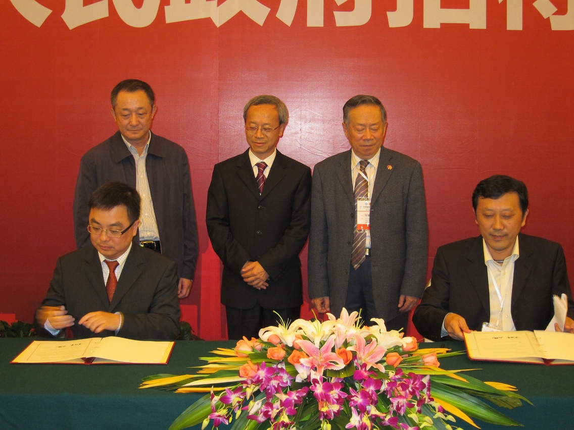 Celebração da assinatura do Plano Geral dos Novos Bairros Urbanos de Macau, entre o Governo da RAEM, representado pelo Chefe do GSOPT, Wong Chan Tong, e a Urban Planning Society of China e a China Academy of Urban Planning & Design, representado pelo Vice-presidente da Direcção e Secretário da Urban Planning Society of China, Shi Nan (à direita).