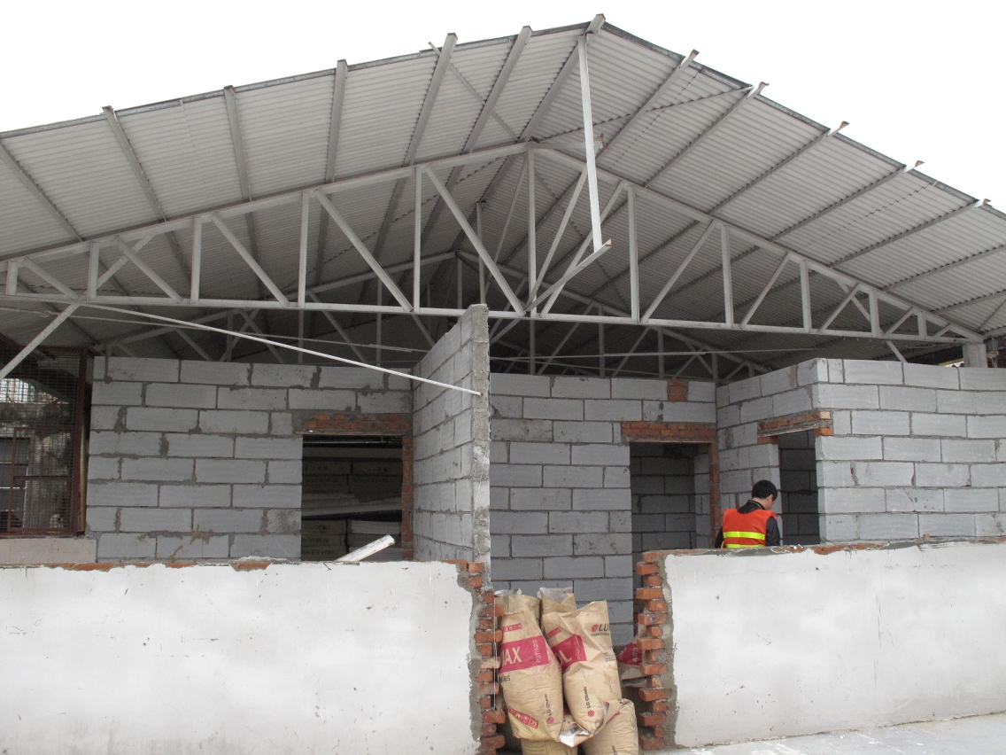 Várias divisórias construídas em alvenaria e tijolo na construção clandestina.