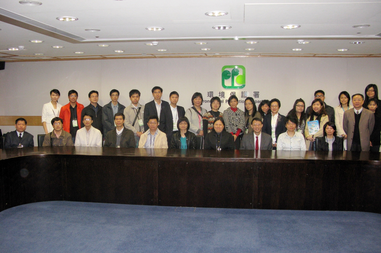 Delegação organizada pela DSPA e constituída por elementos do sector educacional, na visita de intercâmbio de experiências sobre “Eco-Escolas ” com o Departamento de Protecção Ambiental de Hong Kong (Environment Protection Department, Hong Kong)
