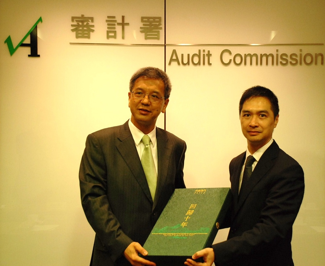 Ho Veng On oferece uma lembrança ao Director de Auditoria de Hong Kong Benjamin Tang Kwok-bun (à esquerda)