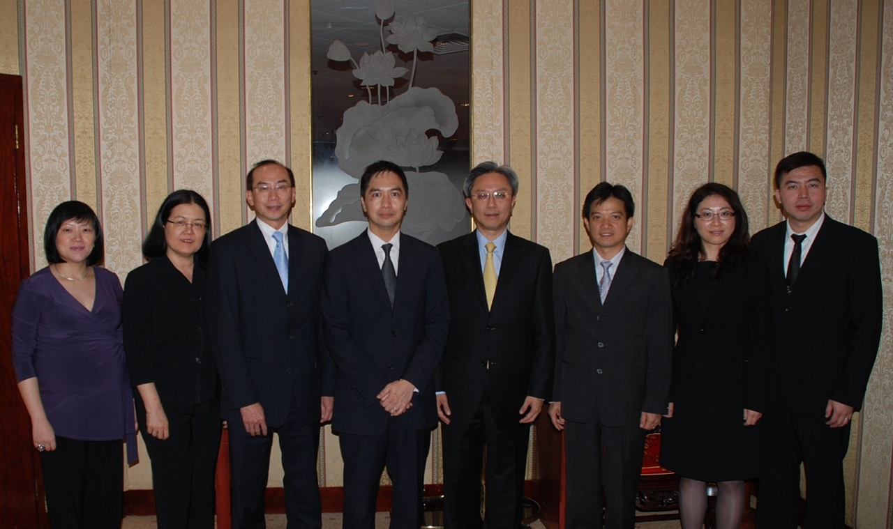 Fotografia conjunta entre Law Chi-kong (quarto à direita) e a delegação do Comissariado da Auditoria de Macau