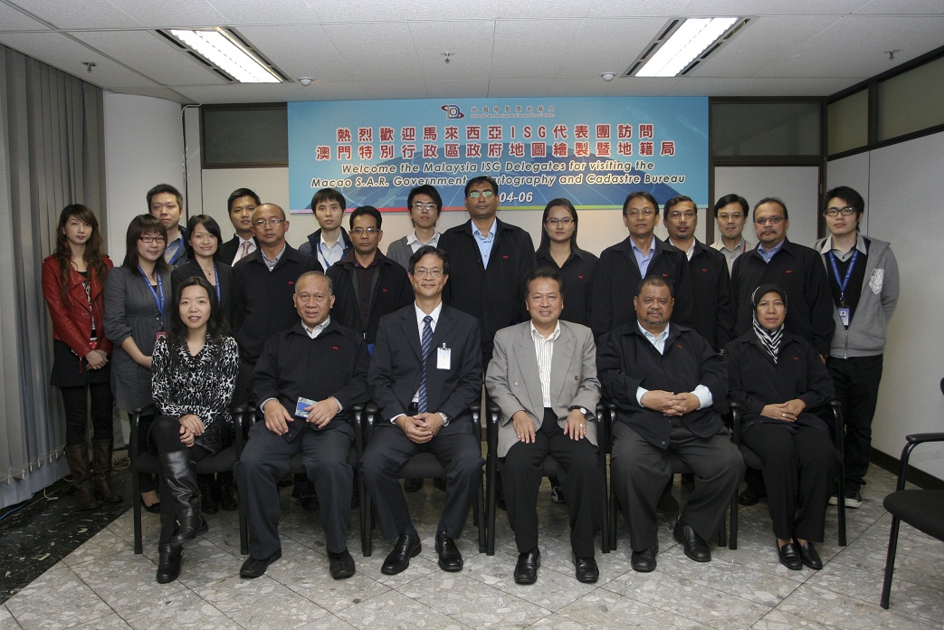 O pessoal da DSCC e a delegação da Ordem de Topógrafos da Malásia (The Institution of Surveyors, Malaysia)