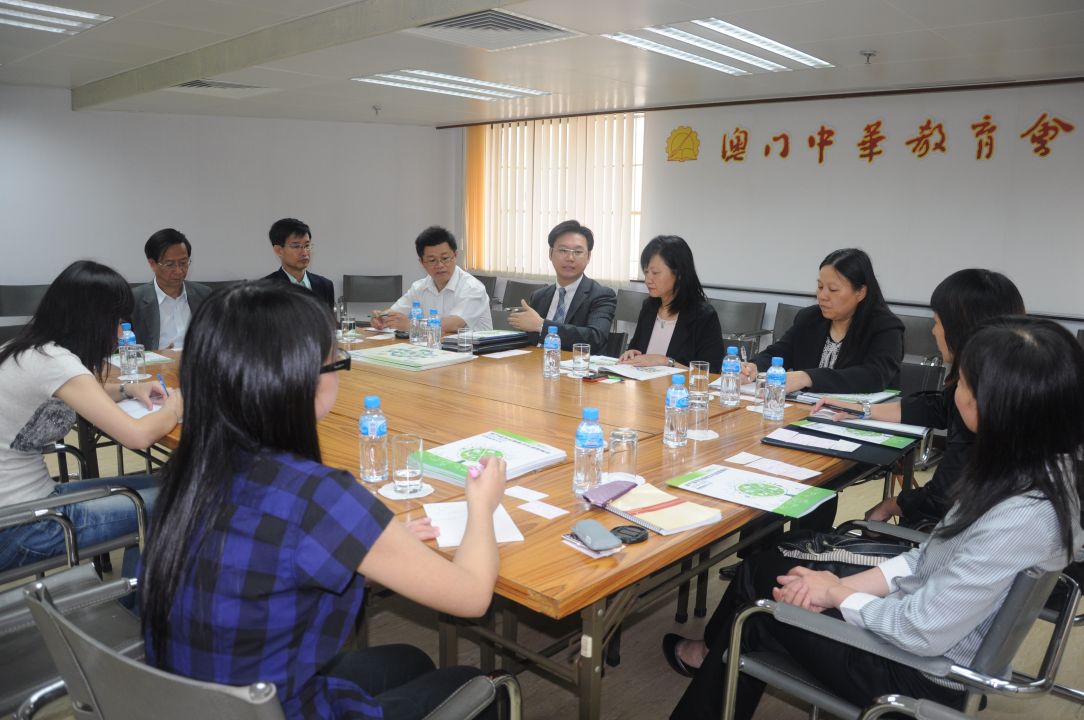 O director Cheong Sio Kei e os elementos da DSPA realizaram uma visita à Associação de Educação de Macau (AEM) para apresentar o «Quadro Geral do Planeamento Conceptual da Protecção Ambiental de Macau (2010-2020)».