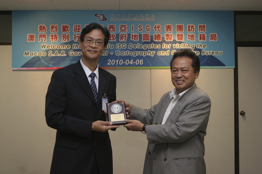 Entrega das lembranças entre o director substituto da Direcção dos Serviços de Cartografia e Cadastro, Wai Cheng Iong, e o director do Departamento de Topografia e Cartografia de Malásia, Dato’ Prof. Sr. Dr. Abdul Kadir Taib