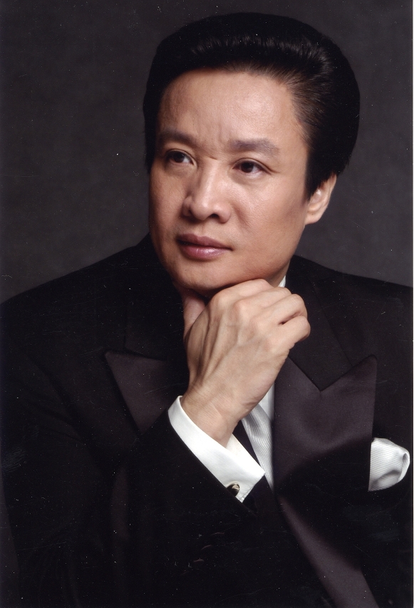 O cantor Yan Weiwen