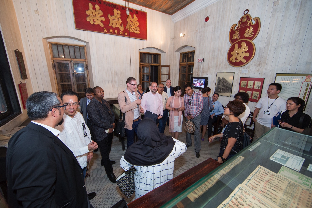 A exposição da Casa de Penhores impressionou os membros do Corpo Consular