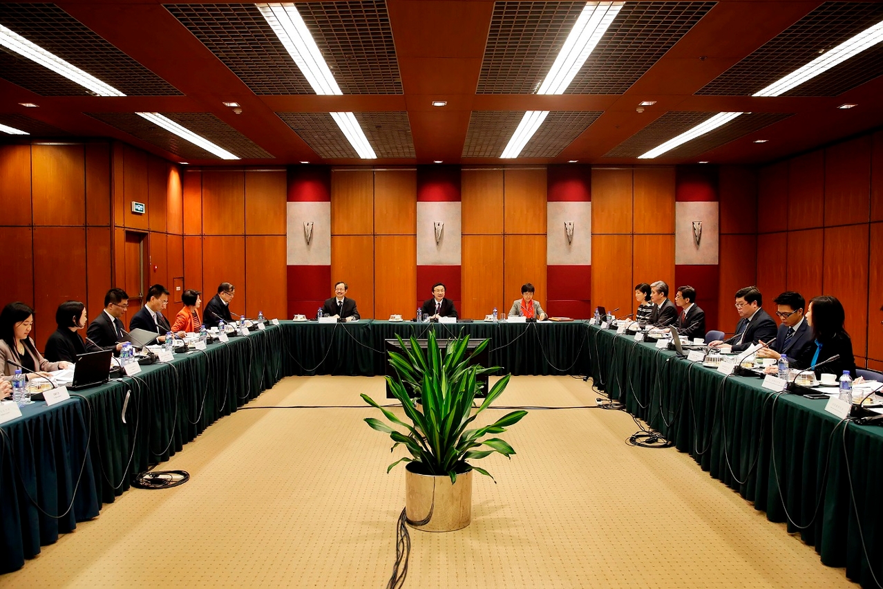 Alexis Tam preside à reunião do CDT
