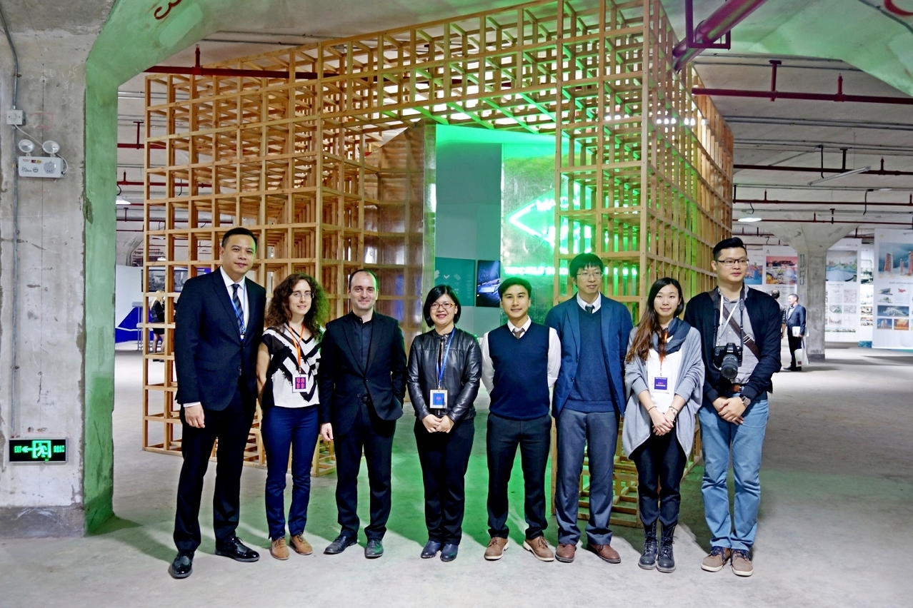 Fotografia dos representantes do IC em conjunto com outros convidados presentes na cerimónia de inauguração do Pavilhão de Macau.
