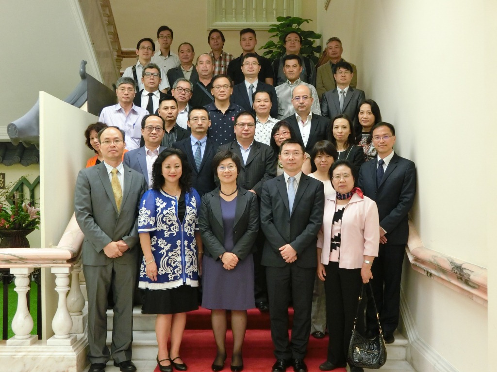 A Secretária Sónia Chan (centro da primeira fila) e os representantes das associações de funcionários públicos.