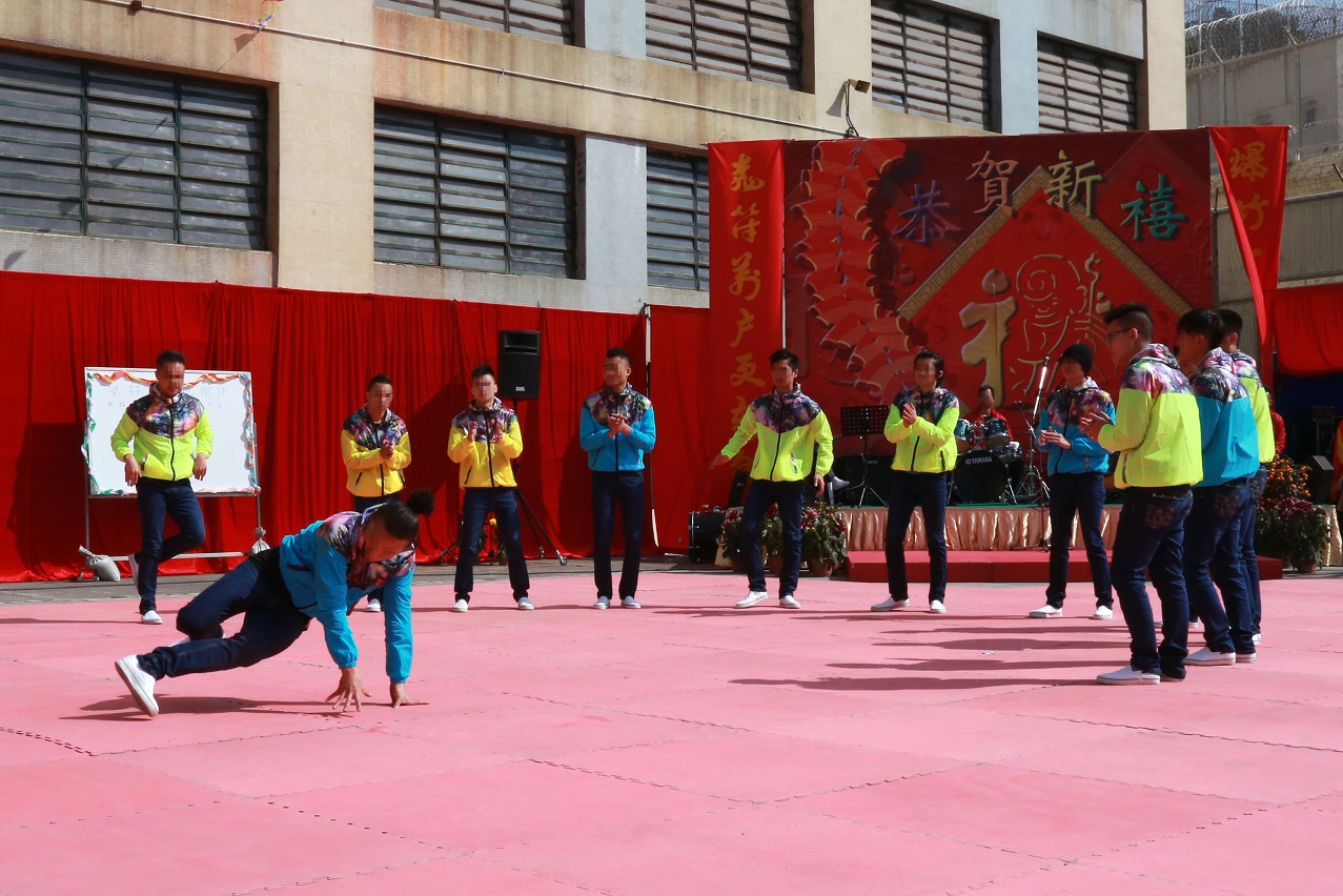 Dança colectiva de Hip-Hop por reclusos