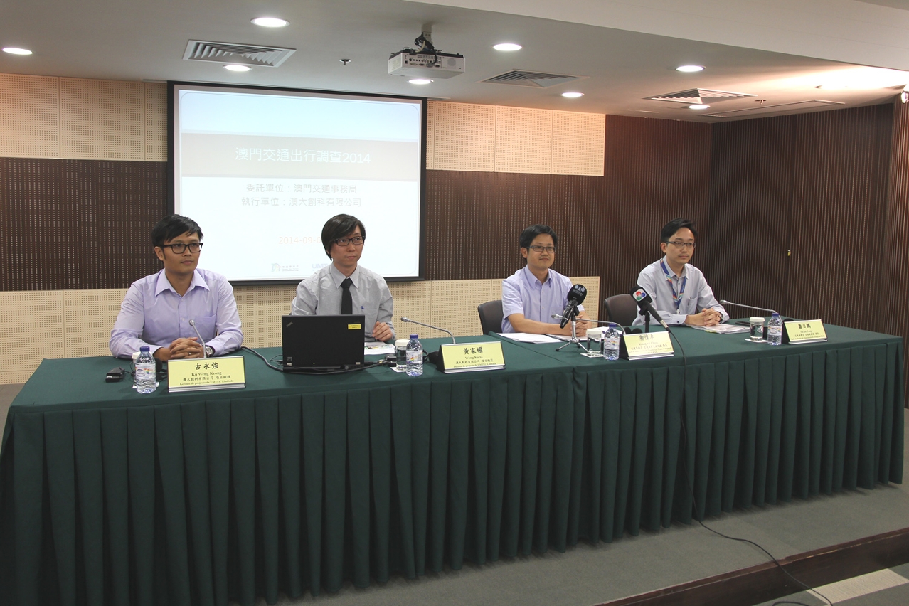 Apresentação do “Inquérito do Comportamento do Tráfego da População de Macau 2014” pelos representantes da DSAT e da UMTEC Limitada
