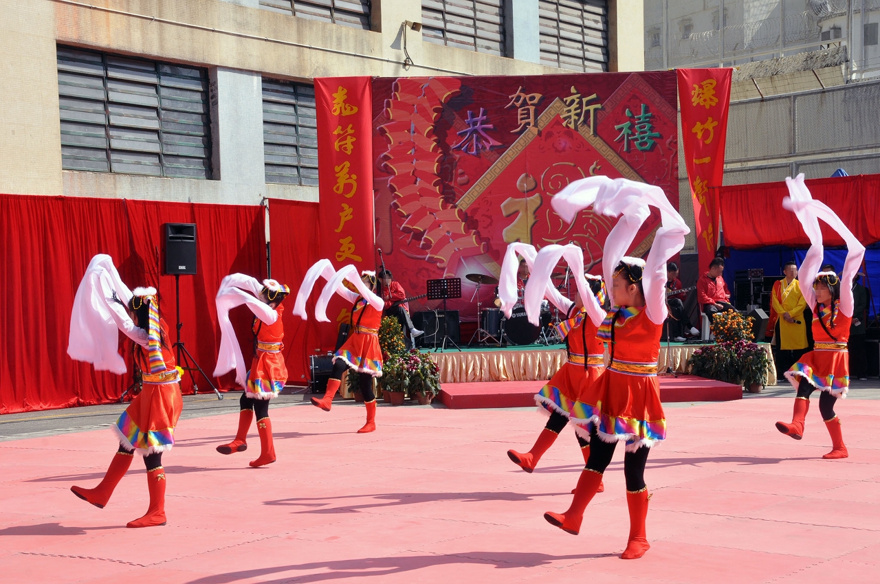 A singularidade da dança folclórica anima a festa de confraternização