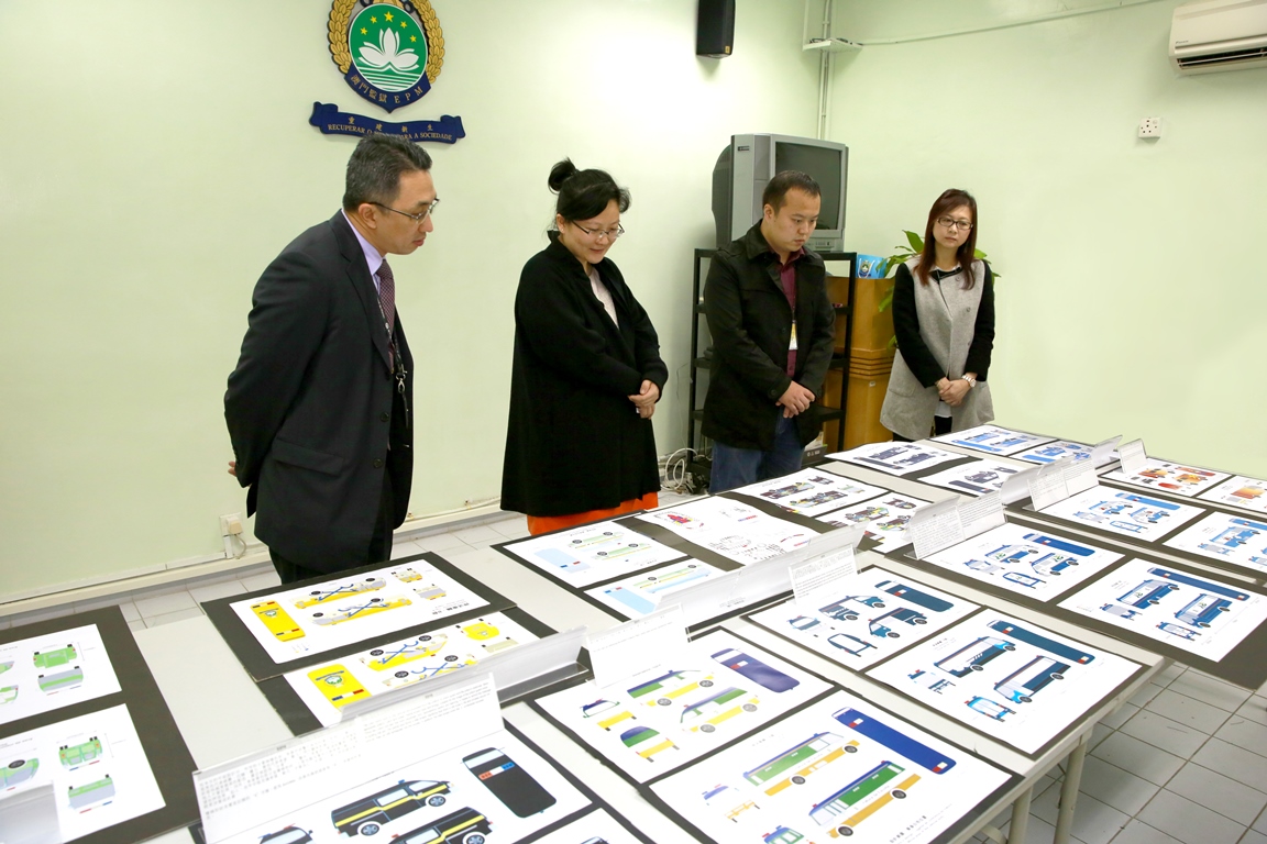 Os membros do júri procedem à avaliação das obras a concurso