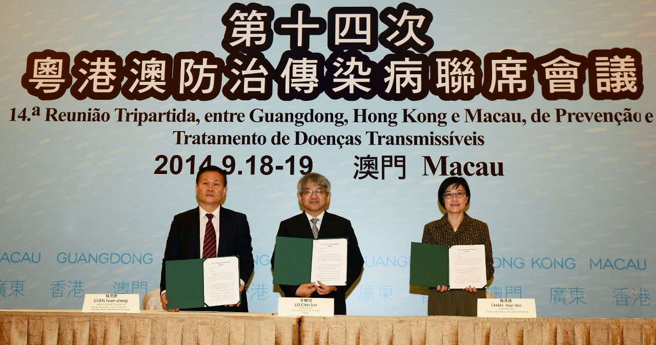 Assinatura da acta da reunião pelo director dos Serviços de Saúde de Macau, Dr. Lei Chin Ion, pelo chefe da Comissão de Saúde e Planeamento Familiar da Província de Guangdong, Dr. Chen Yuan Sheng e pela directora do Departamento de Saúde da RAEHK, Dra. Chan Hon Yee