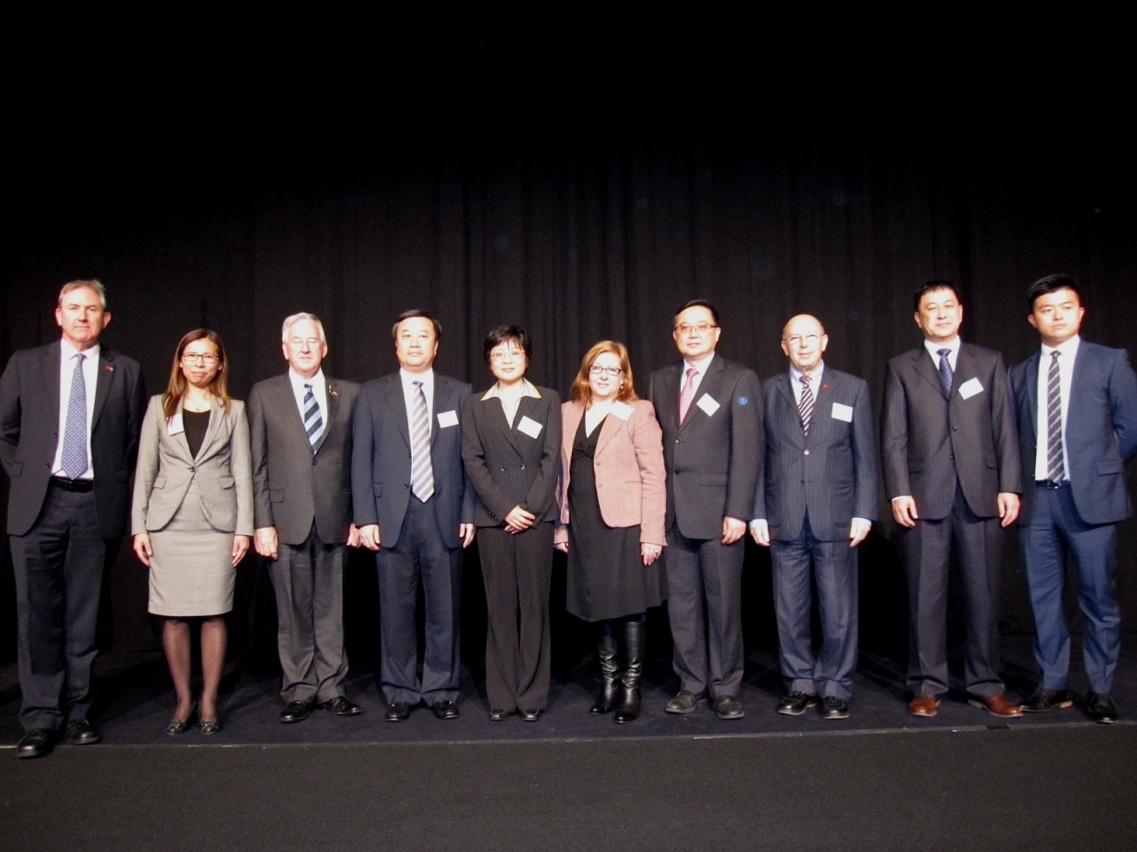 A fotografia de grupo em que se reúnem os convidados mais importantes do “Seminário de Promoção da Cooperação Económica e Comercial Guangdong/Macau - Austrália 2013”