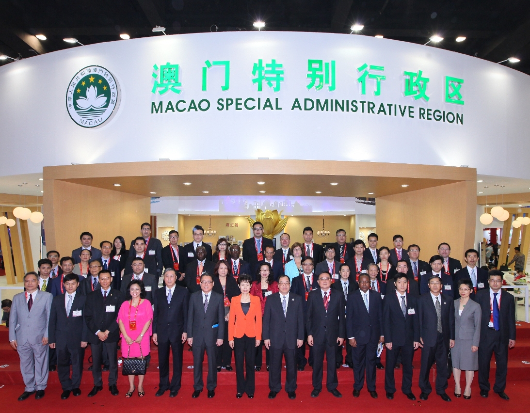 Fotografia de grupo da Delegação Empresarial de Macau em frente do Pavilhão de Macau