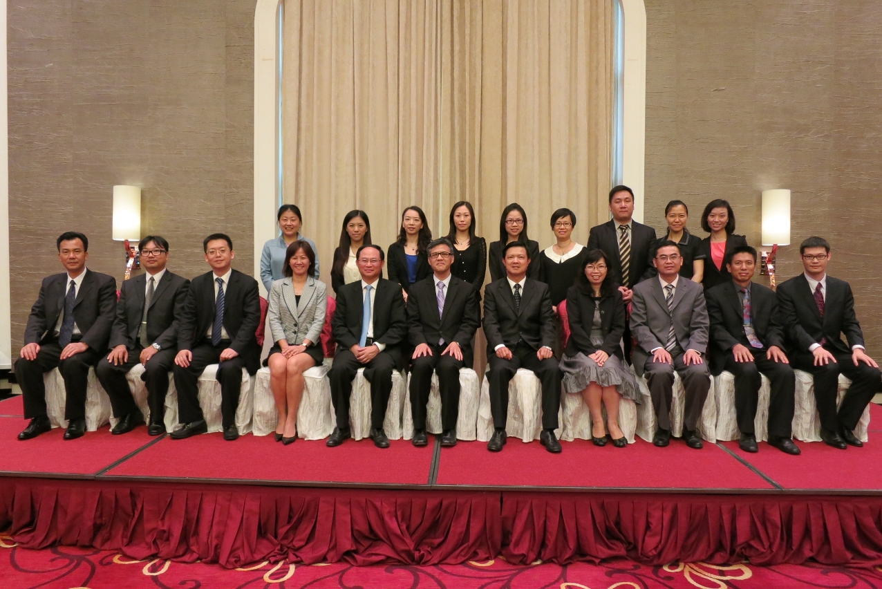 Fotografia tirada com o Presidente do FSS, Ip Peng Kin e o Director do Departamento de Recursos Humanos e Segurança Social da Província de Guangdong, Lin Yingwu, etc.