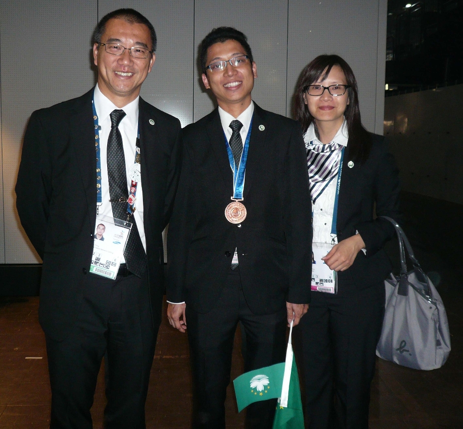 Chong Chan Iong ganhou a medalha de desempenho excelente em instalação de cabos eléctricos em redes de comunicação