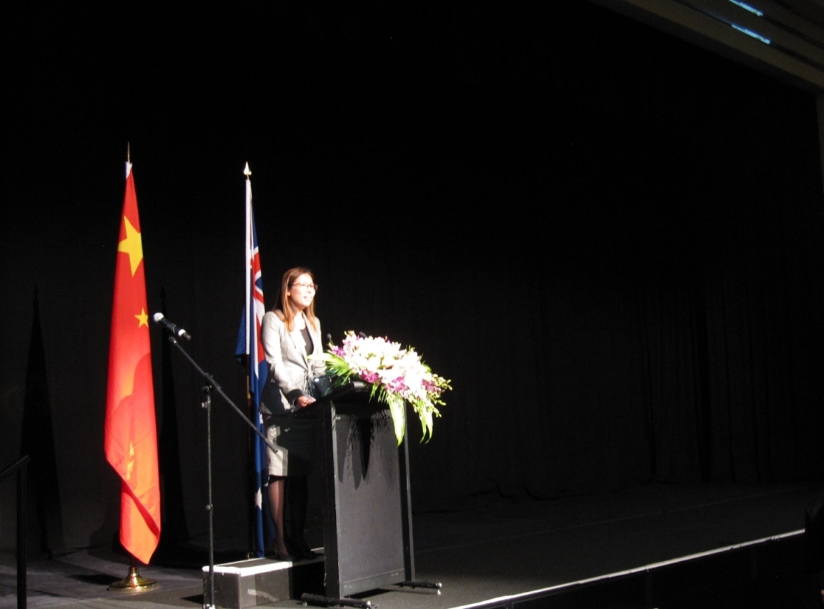 Echo Chan faz a apresentação, no seminário realizado na Austrália, do projecto do Parque Científico e Industrial de Medicina Tradicional Chinesa, desenvolvido mediante a cooperação entre Guangdong e Macau