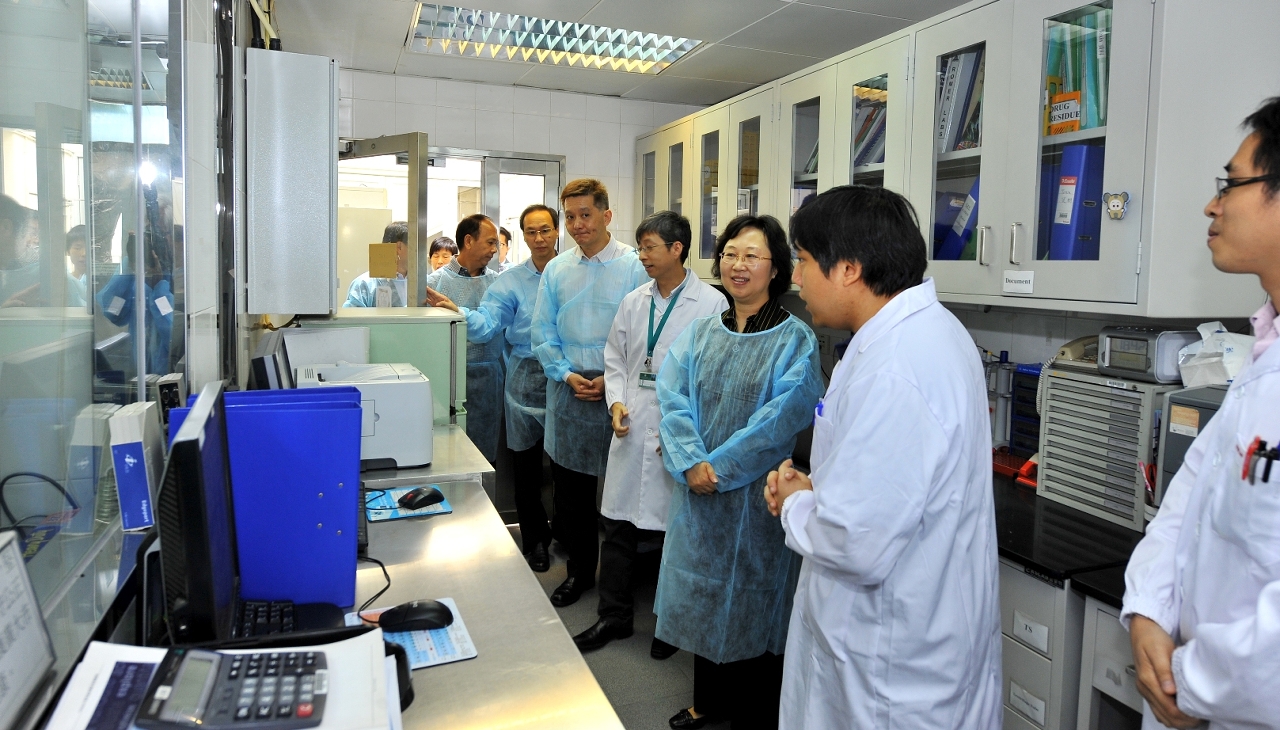 A Secretária para a Administração e Justiça dirigiu-se para o Laboratório do IACM para conhecer a situação de trabalho do pessoal que nele labora