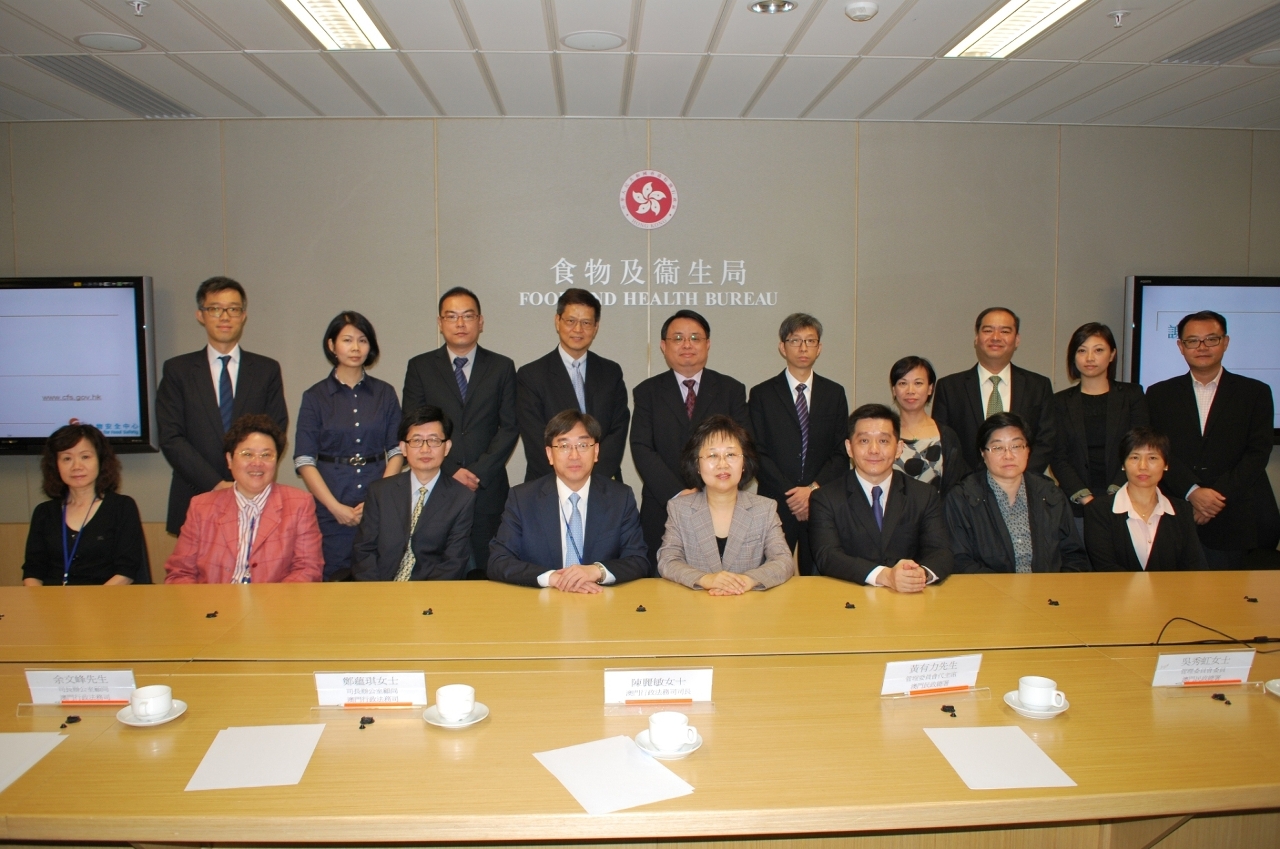 Fotografia, em conjunto, da delegação e chefias de Food and Health Bureau, the Government of the Hong Kong Special Administrative Region