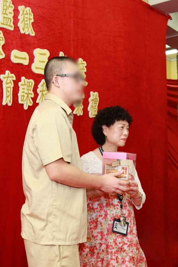 Entrega de lembrança à professora Lao Sok Fan, a aposentar-se neste ano, pelo representante dos alunos
