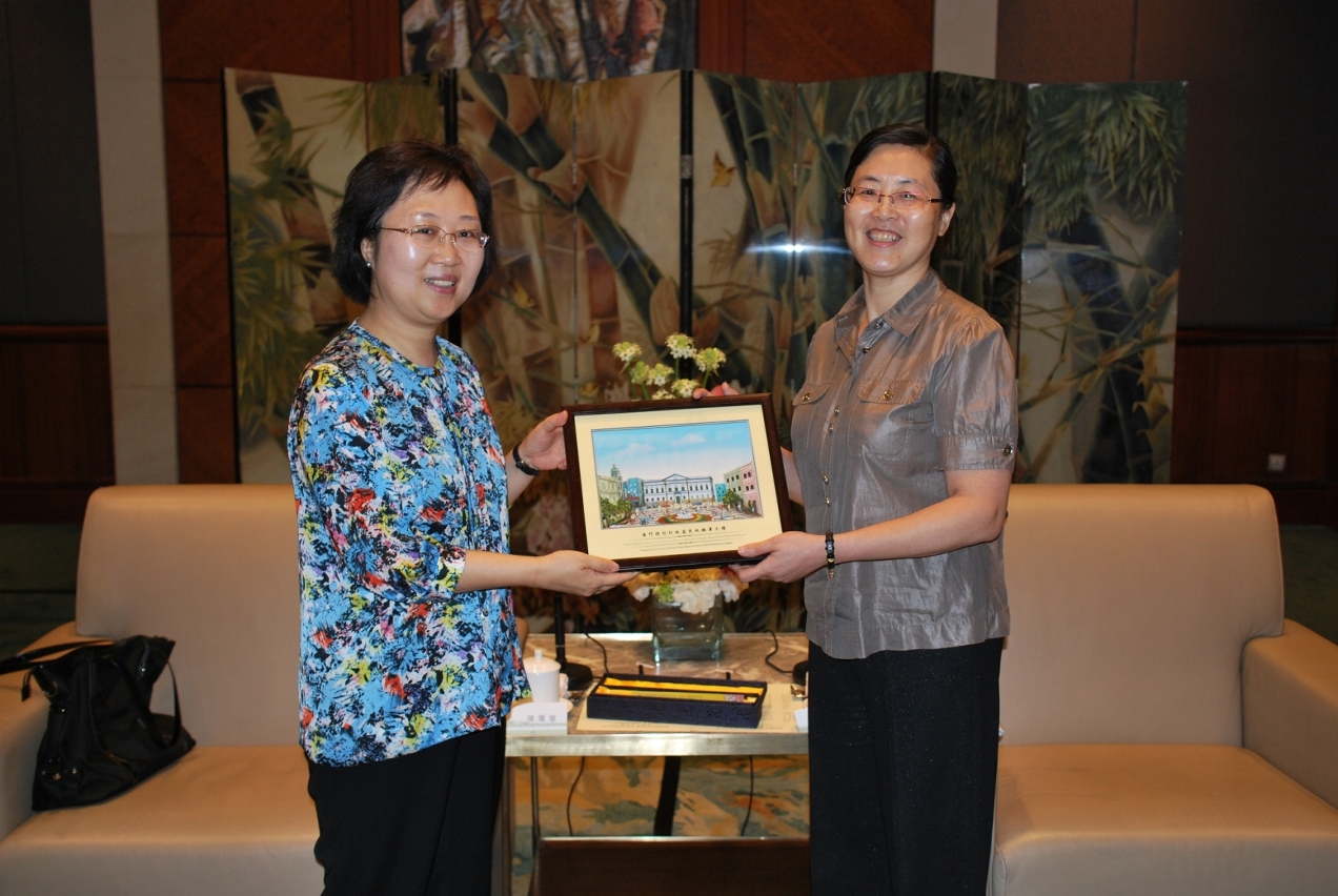 A Secretária para a Administração e Justiça, Florinda Chan, ofereceu uma lembrança, com características de Macau, à Vice-Prefeita da cidade de Hangzhou, Chen Hongying