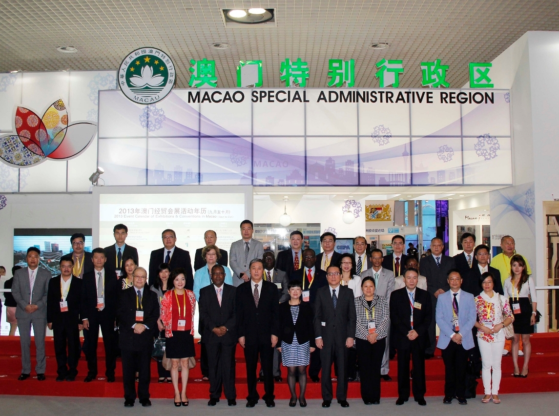 Fotografia de grupo da Delegação Empresarial de Macau, tirada em frente do Pavilhão de Macau