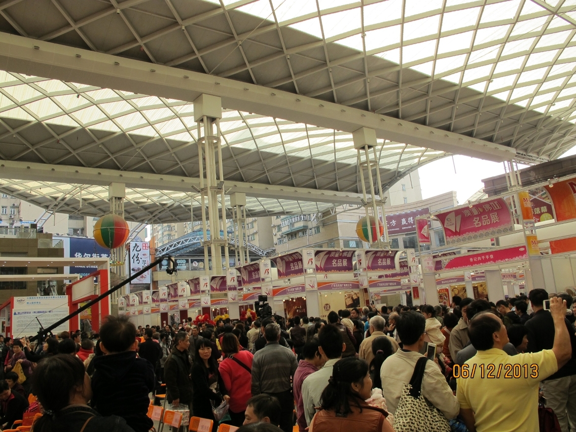 Grande movimento no recinto da Feira de Produtos Famosos de Macau-Foshan