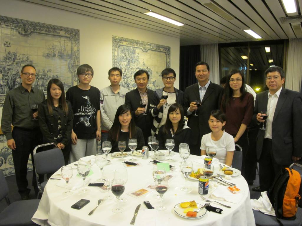 3)	Fotografia de Cheong U com Tam Chon Weng e alunos de Macau que estão a frequentar cursos em Portugal