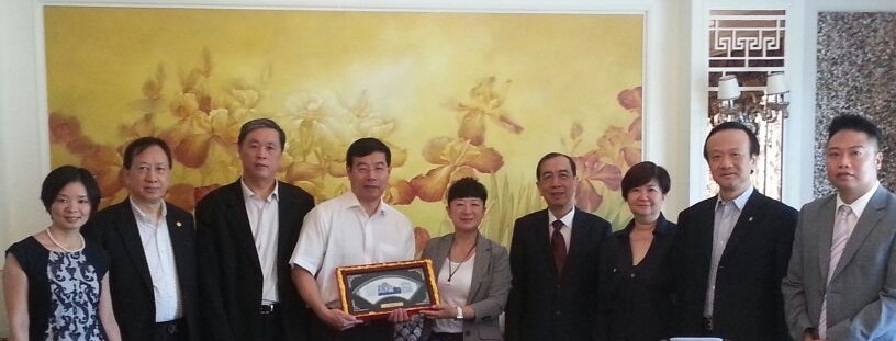 Encontro entre o Sub-Director da Agência de Promoção do Investimento do Município de Xiamen, Dr. Hong Benzhu, e a Vogal Executiva do IPIM, Dra. Irene K. V. Lau, o Presidente da Associação Comercial de Macau, Dr. Ma Iao Lai e o Vice-Presidente da Direcção da Associação Comercial de Macau, Dr. Lao Ngai Leong