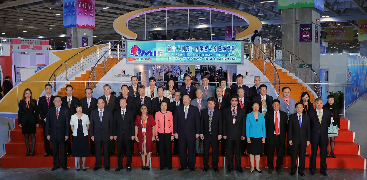 Fotografia de grupo dos convidados da 18.ª MIF em frente do Pavilhão de Macau
