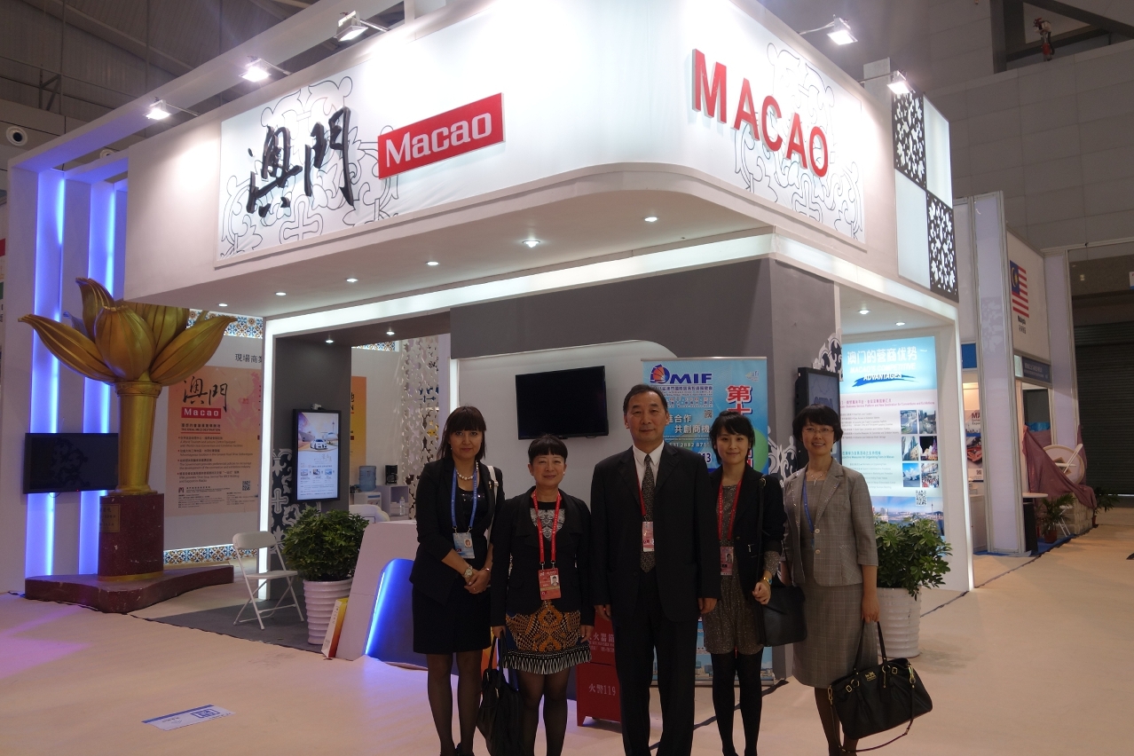 Fotografia da Dra. Irene V.K. Lau, Vogal Executiva do IPIM, com o Sub-Director do Gabinete para os Assuntos Externos  da Região Autónoma Uigur de Xinjiang, Dr. Guo Haiqing, tirada em frente do Pavilhão de Macau no recinto da China-Eurasia Expo.