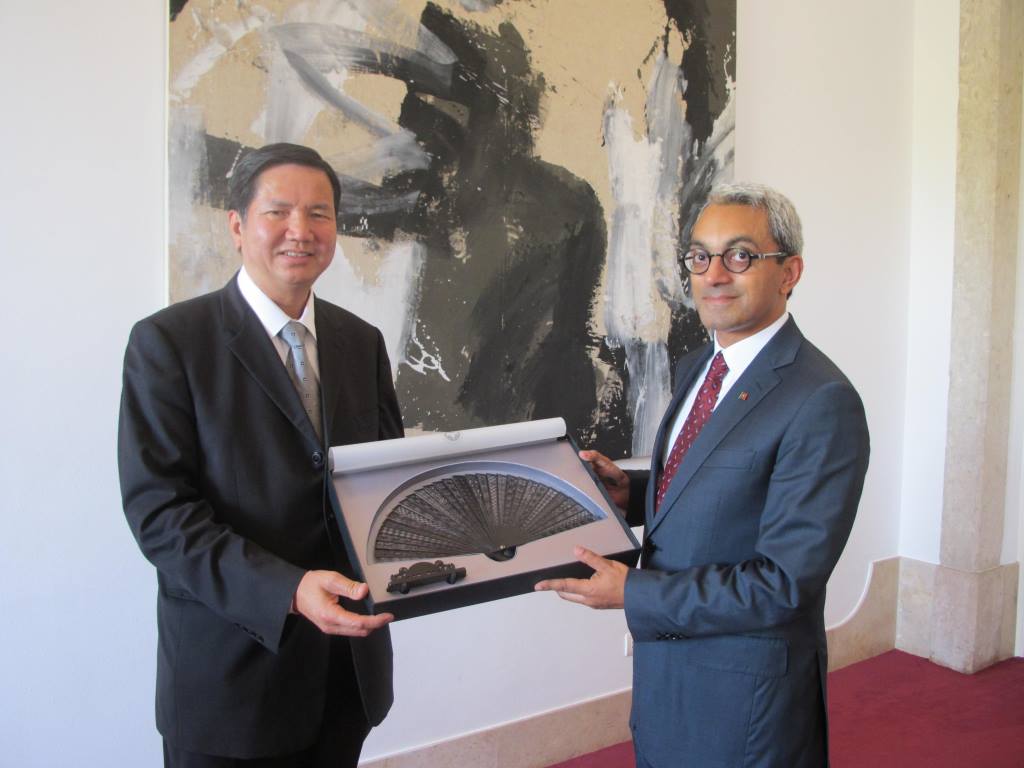 2)	Oferecimento da lembrança ao Secretário de Estado da Cultura de Portugal, Dr. Jorge Barreto Xavier por Cheong U
