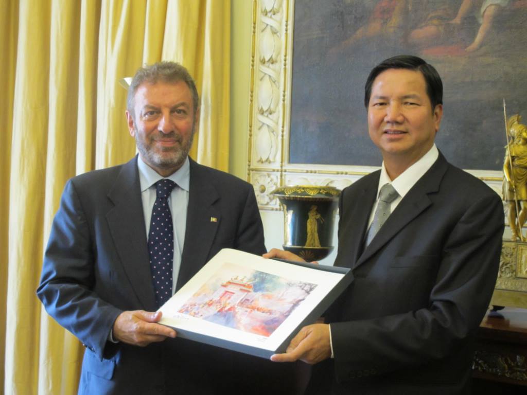 1)	Oferecimento da lembrança ao Ministro da Educação e Ciência de Portugal, Prof. Dr. Nuno Grato por Cheong U