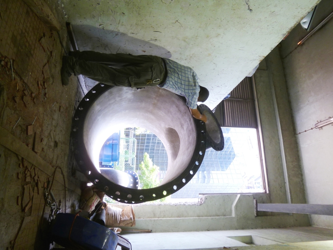 Atendendo a que os canos de grande calibre pesam mais de uma tonelada, a tecnologia da execução das obras é mais exigente