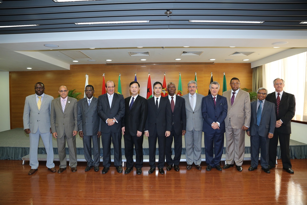 Fotografia conjunta do Comissário da Auditoria, Ho Veng On, (centro) com o chefe do Departamento de Serviços Gerais do GAN, Chen Chen Zhao, (quinto à direita) e chefes das demais delegações dos países da OISC/CPLP