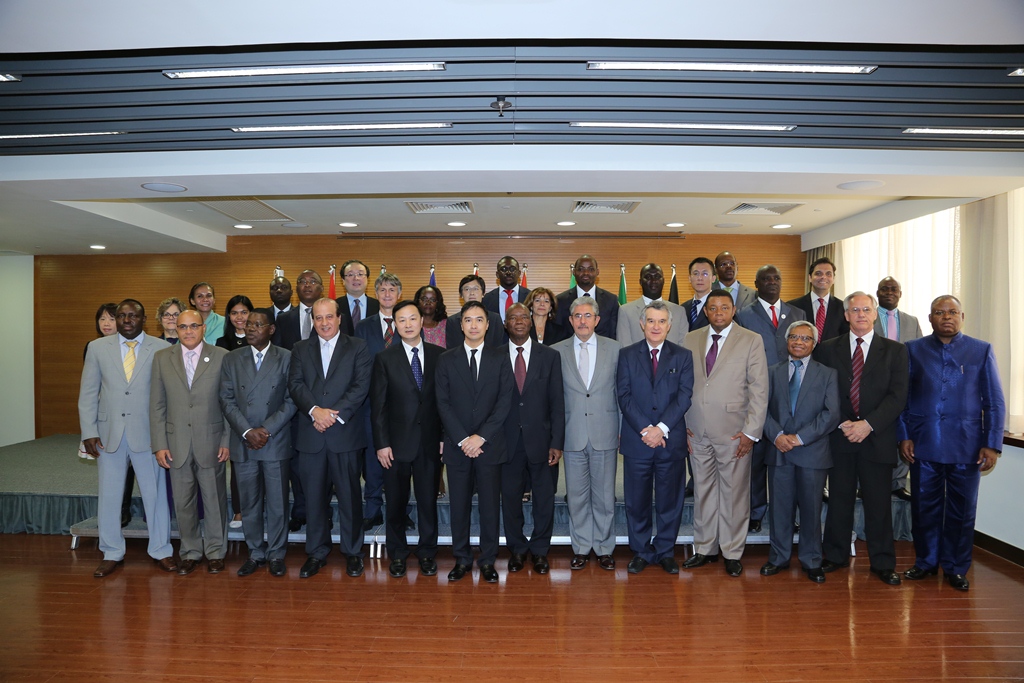 Fotografia conjunta do Comissário da Auditoria, Ho Veng On (frente, sexto à direita) com o chefe do Departamento de Serviços Gerais do GAN, Chen Chen Zhao (frente, quinto à direita) e os representantes das demais delegações dos países da OISC/CPLP